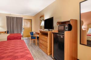een hotelkamer met een bed en een tv bij Econo Lodge Inn & Suites Evergreen in Evergreen