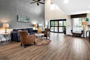 Et opholdsområde på Quality Inn Decatur River City