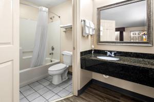 Et badeværelse på Quality Inn Decatur River City + 22 billeder