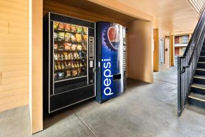 Et logo, certifikat, skilt eller en pris der bliver vist frem på Quality Inn Decatur River City