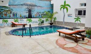 einen Pool in einem Zimmer mit Wandgemälde in der Unterkunft Rhino Apartments in Watamu + 32 Fotos