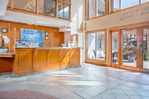 een lobby van een gebouw met een receptie bij Econo Lodge Inn & Suites in North Vancouver +44 foto's