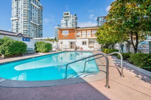 een zwembad in een gebouw met hoge gebouwen bij Econo Lodge Inn & Suites in North Vancouver