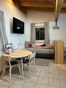 un salon avec une table et un canapé dans l'établissement Hoamat Apartments, à Oetz