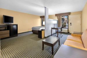 TV/trung tâm giải trí tại Quality Inn Perry - National Fairgrounds Area