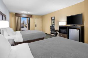 Giường trong phòng chung tại Quality Inn Perry - National Fairgrounds Area +37 ảnh