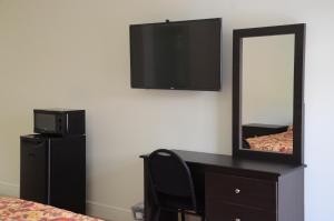 TV a/nebo společenská místnost v ubytování Carl's El Padre Motel