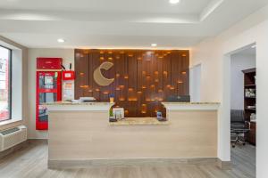 ein Restaurant mit einer Theke mit einem Schild an der Wand in der Unterkunft Comfort Inn in Staten Island