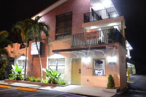 un edificio con un cartel que dice fuera de la ciudad en Carl's El Padre Motel en Miami