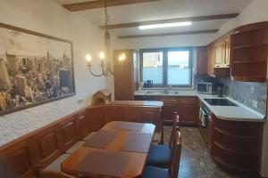 Kuchyň nebo kuchyňský kout v ubytování Ferienhaus in Pertersaurach-Langenloh bei Nürnberg