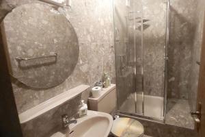 Koupelna v ubytování Ferienhaus in Pertersaurach-Langenloh bei Nürnberg + 14 fotografií