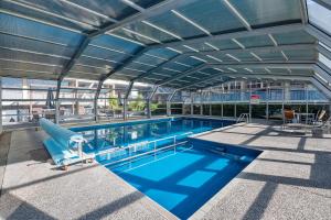 une grande piscine dans un bâtiment dans l'établissement Quality Inn Napier, à Napier