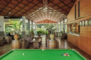 une table de billard au milieu d'une pièce dans l'établissement Orator Hotel, à Siusega