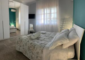 una camera da letto con un letto grande con due cuscini sopra di Casa Vacanze Villa Chiara a San Vito
