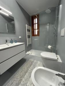 un bagno con lavandino, WC e doccia di Casa Vacanze Villa Chiara a San Vito