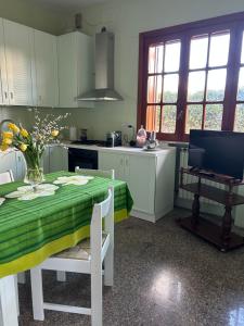 una cucina con un tavolo con un vaso di fiori sopra di Casa Vacanze Villa Chiara a San Vito Altre 25 foto