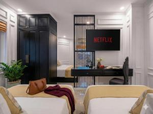 een hotelkamer met twee bedden en een bureau bij The Elegant Boutique - Hue in Hue