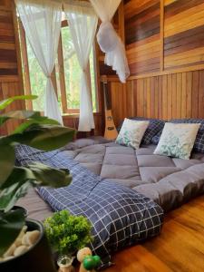 Khu vực ghế ngồi tại three little birds 2 bedroom บ้านไม้กลางสวน