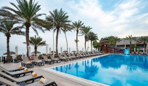 Bazén v ubytování Occidental Sharjah Grand nebo v jeho okolí