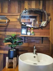 Phòng tắm tại three little birds 2 bedroom บ้านไม้กลางสวน