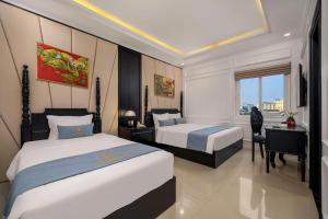 een hotelkamer met twee bedden en een bureau bij The Elegant Boutique - Hue in Hue +52 foto's