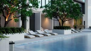 een zwembad met bomen in een gebouw bij Ormond Sandakan in Sandakan