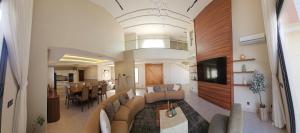 een woonkamer met een bank en een eetkamer bij Exceptional villa with pool in Sendou in Siendou