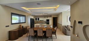 een keuken en eetkamer met een tafel en stoelen bij Exceptional villa with pool in Sendou in Siendou