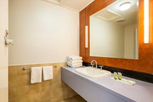 Koupelna v ubytování Burvale Hotel