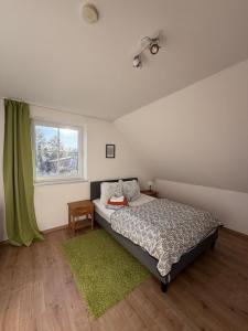 een slaapkamer met een bed en een raam bij Landhaus Kröslin in Kröslin +37 foto's