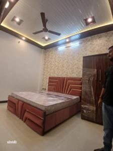 En eller flere senge i et værelse på Green Valley Residency