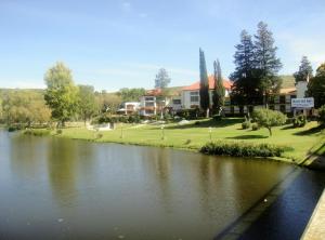 vistas a un río con casas y apartamentos en condominio en Gran Hotel del Lago en La Falda