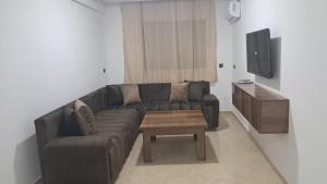 een woonkamer met een bank en een salontafel bij Baya Residentie in Temara