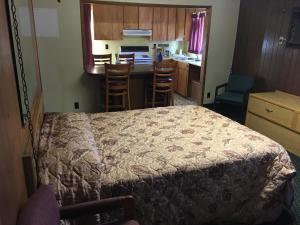 Kuchyň nebo kuchyňský kout v ubytování Umatilla Inn & Suites