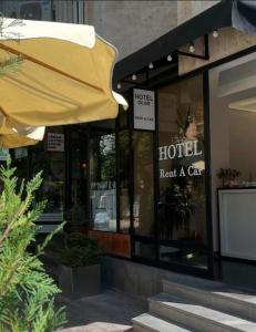 een hotel, een autoverhuurwinkel met een gele paraplu bij Olive hotel in Jerevan