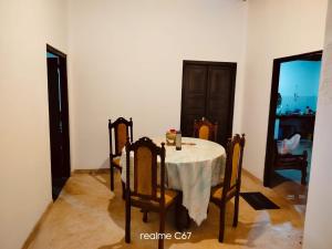 een eetkamer met een tafel en stoelen in een kamer bij Villa77 Benthota in Bentota