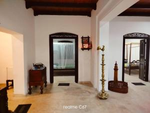 een woonkamer met een spiegel en een dressoir bij Villa77 Benthota in Bentota