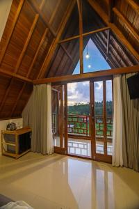 una stanza con una grande finestra con vista di The Pyramid Ubud River Villas a Gianyar