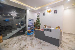 un atrio con un albero di Natale sul muro di The Pyramid Ubud River Villas a Gianyar Altre 226 foto