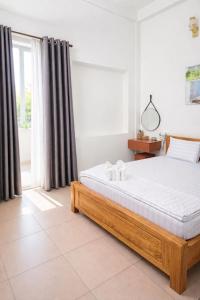 Giường trong phòng chung tại Ánh Sao Hotel HCM +40 ảnh