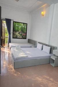 Giường trong phòng chung tại Ánh Sao Hotel HCM