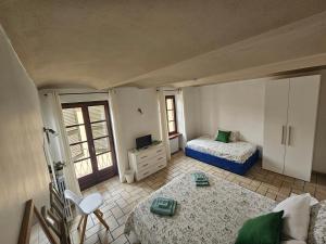 een slaapkamer met 2 bedden en een tv. bij B_B La Rugiada in Tigliole