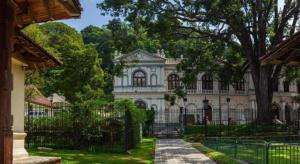 une grande maison blanche avec une clôture devant elle dans l'établissement Devon Hotel, à Kandy