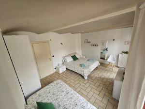 een slaapkamer met 2 bedden bij B_B La Rugiada in Tigliole