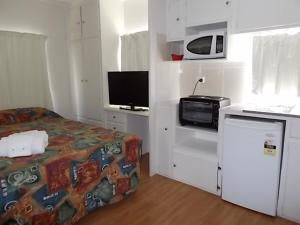 Телевизор и/или развлекательный центр в Oakridge Motel Tourist Park