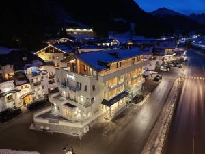 een luchtzicht op een stad 's nachts bij SCHMID Rooms & Apartments in Ischgl