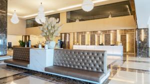 een lobby van een hotel met een bank en een bar bij Enrich Grand Hotel in Bangkok +28 foto's