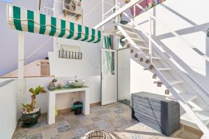 una camera con scala e scrivania in una casa di Casa El Camaleón ad Almuñécar