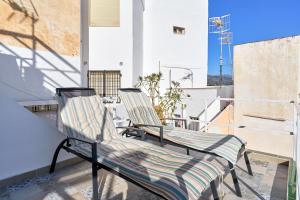 2 sedie sedute sopra un balcone di Casa El Camaleón ad Almuñécar