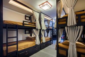 Двухъярусная кровать или двухъярусные кровати в номере Phu House